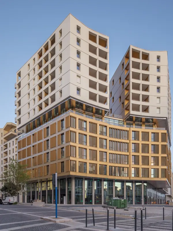 Visuel de la cour intérieur d'un logement, il y a de la végétation