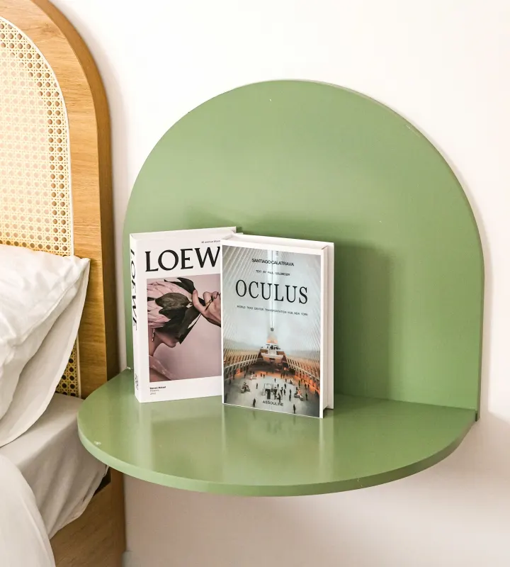 livre sur une table de chevet