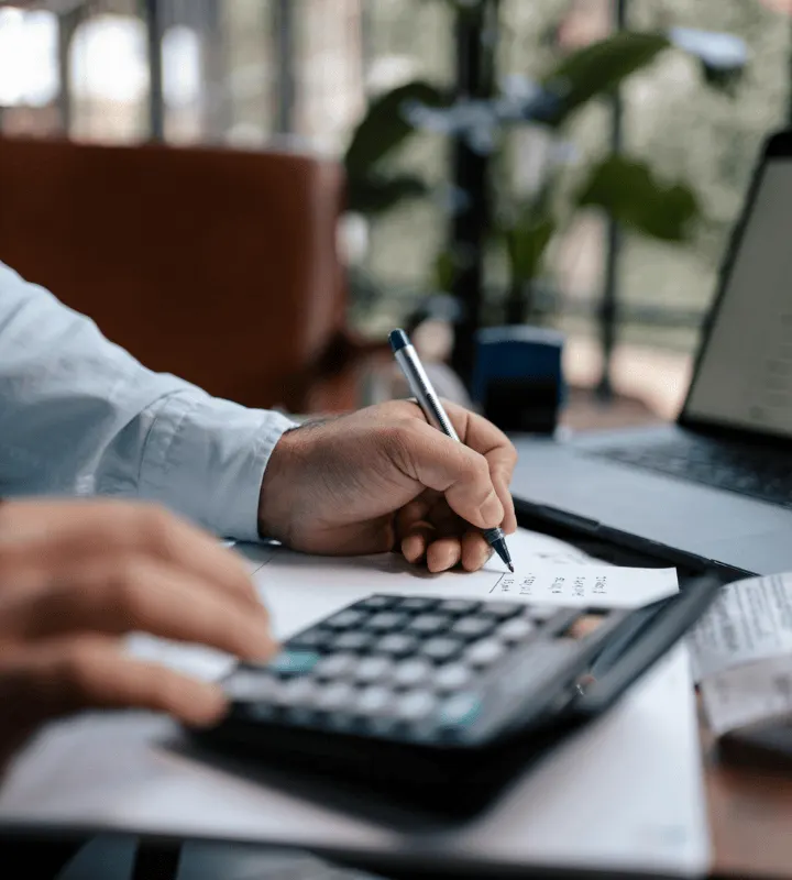 Homme qui présente une proposition financière à un prospect dans le cadre d'un achat immobilier.