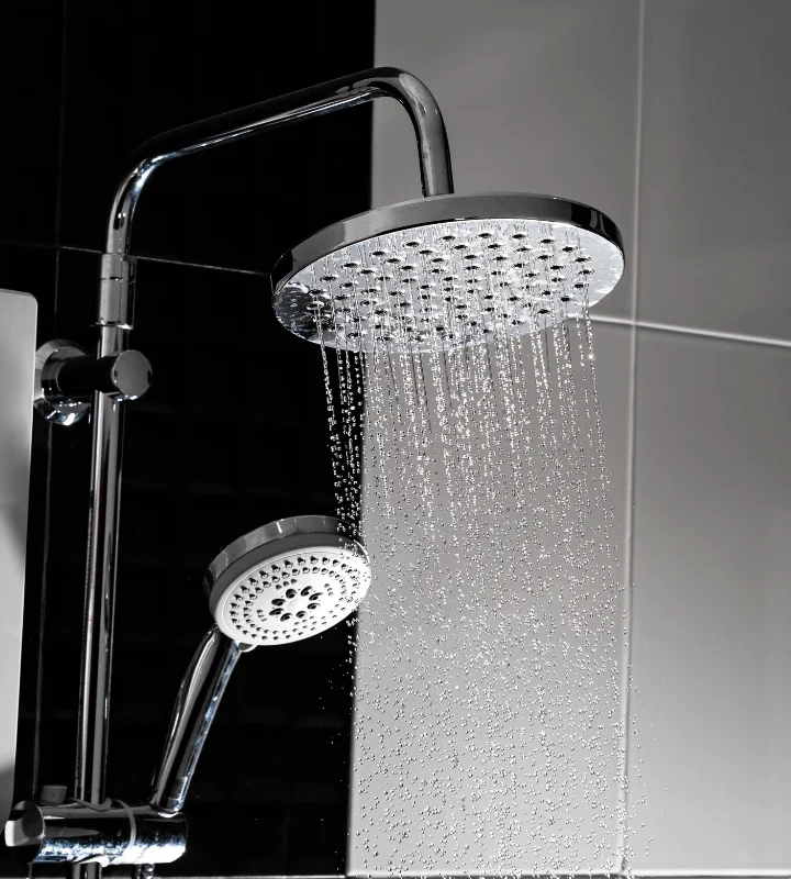 Vue sur pommeau de douche eau qui coule