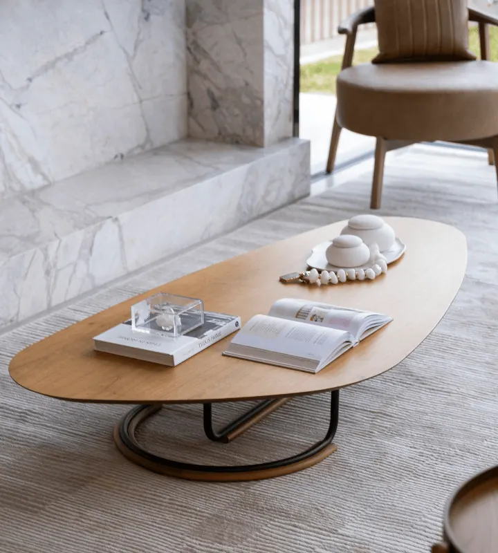 Table basse en bois dans un salon moderne.