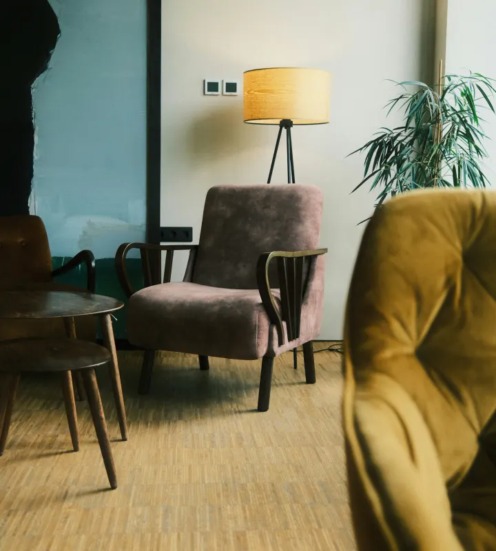 Des fauteuils dans une pièce