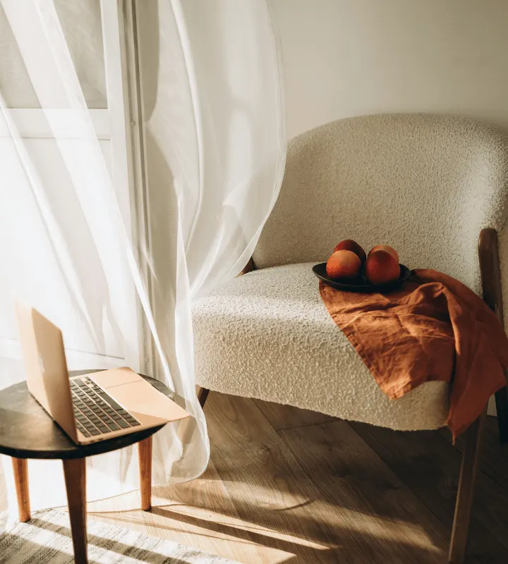 Une chaise près d'une fenêtre éclairé par le soleil.