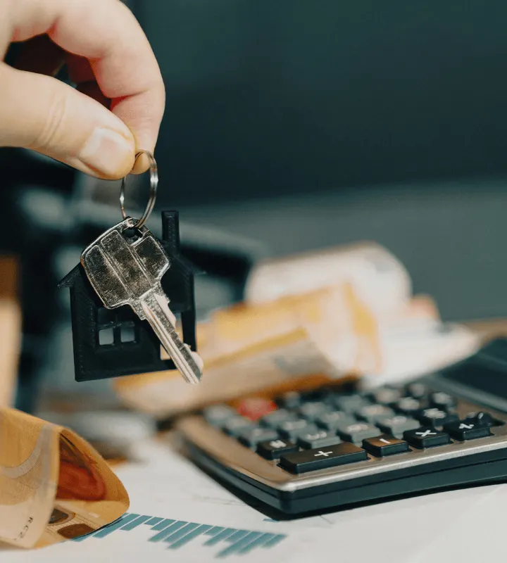 Calculatrice et clé d'appartement.
