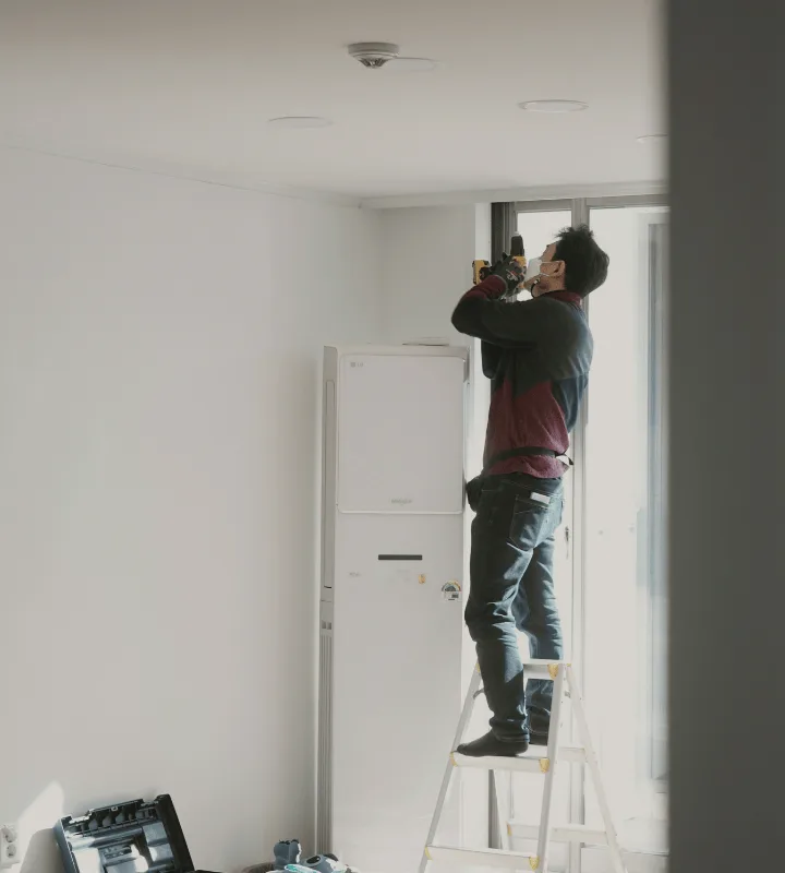 Homme qui fait des travaux dans un appartement