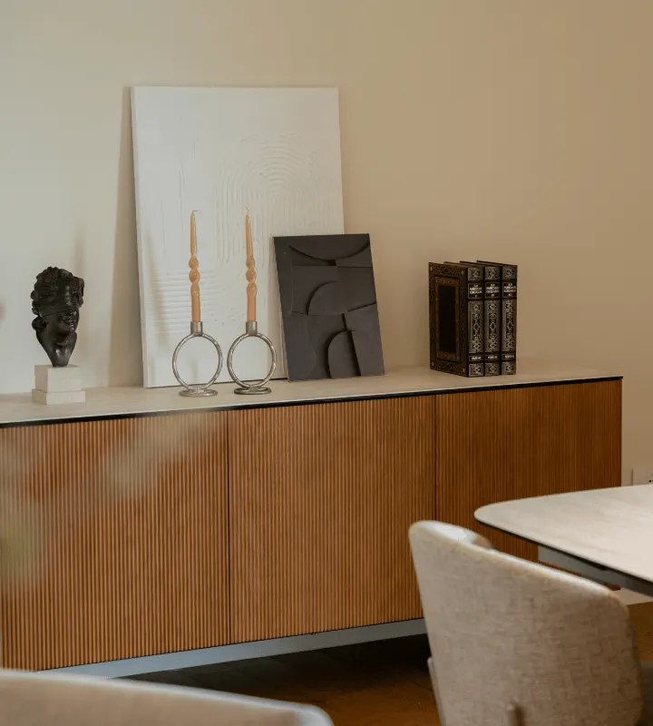 Salon avec meuble en bois et differente deco