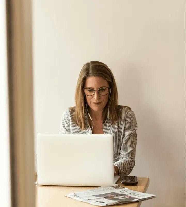 Femme devant son ordinateur