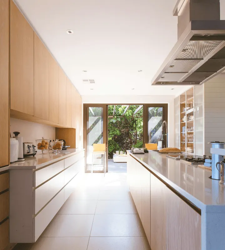 Intérieur maison neuve vue sur la cuisine