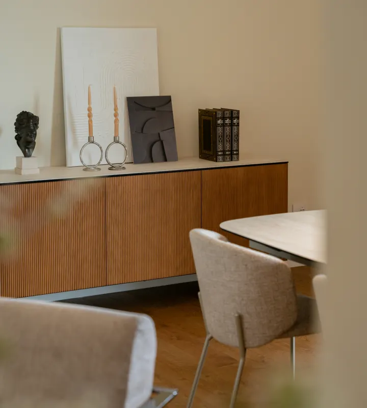 Plusieurs meubles dans un appartement
