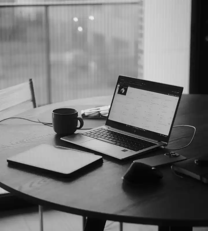 Image noir et blanc avec ordinateur sur une table