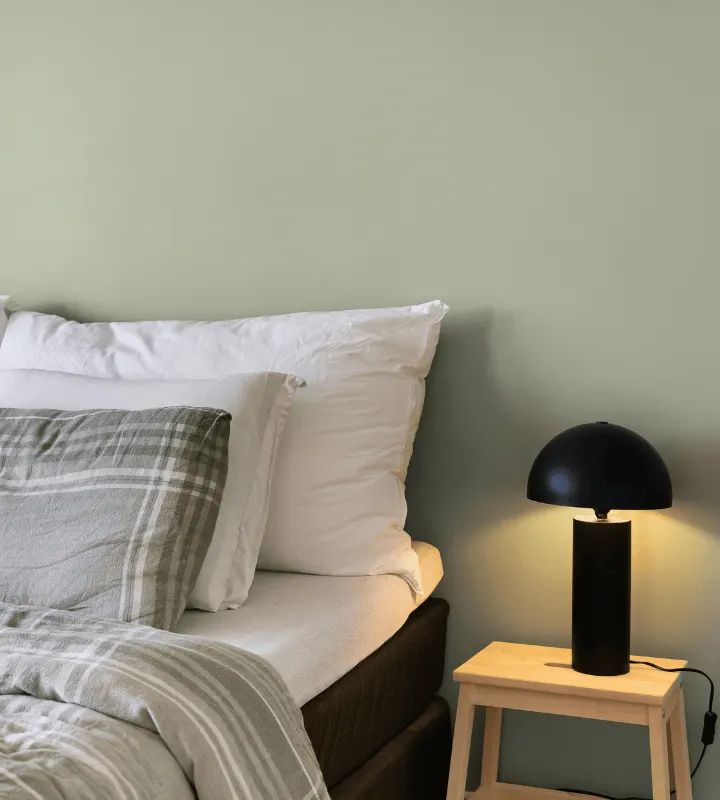 Chambre avec lampe de chevet allumée