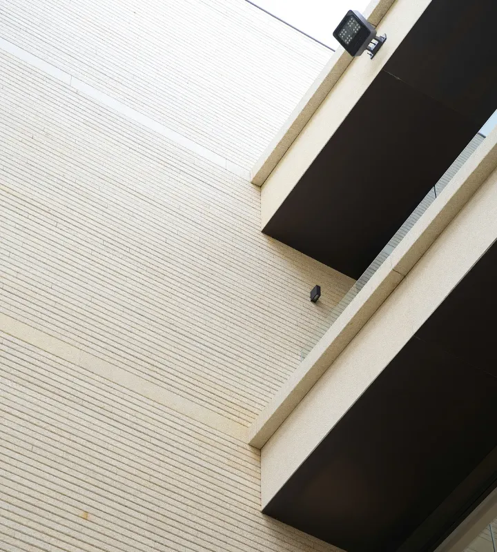 Photo d'une façade de bâtiment avec des balcons