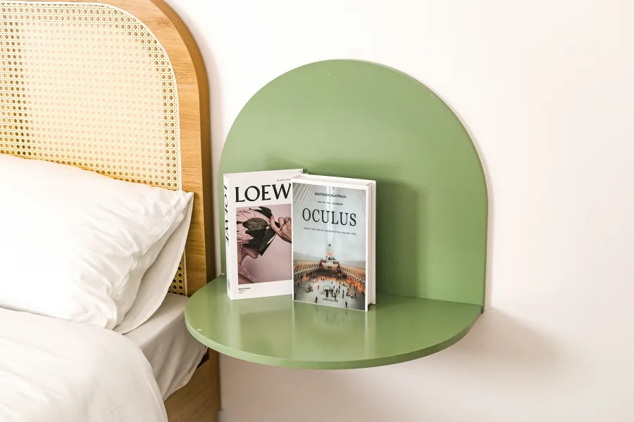 livre sur une table de chevet
