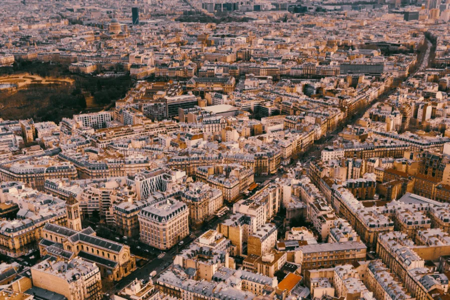 Vue aérienne Paris en fin de journée.