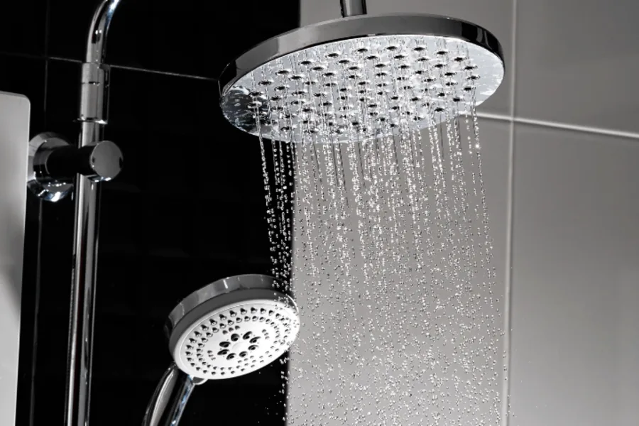 Vue sur pommeau de douche eau qui coule