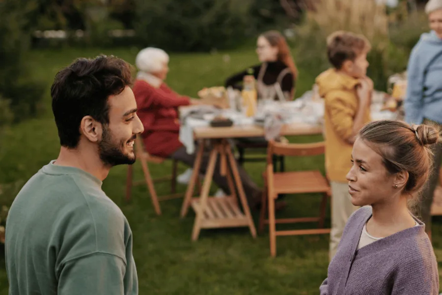Discussion entre un homme et une femme en famille.