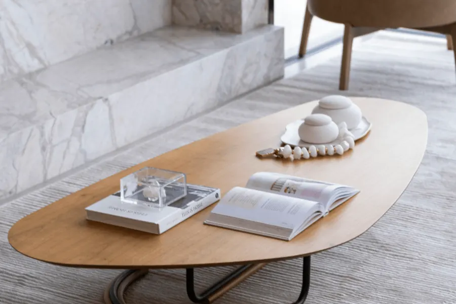 Table basse en bois dans un salon moderne.