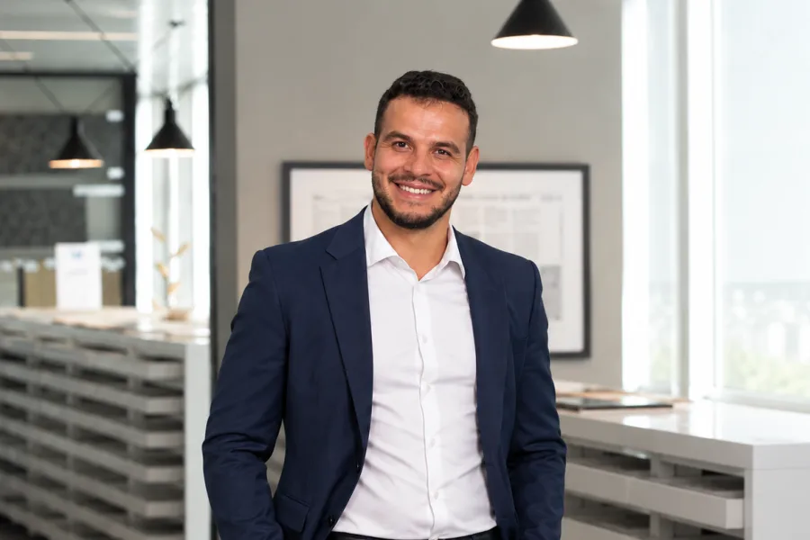 Nassim, Expert en immobilier neuf Kaufman & Broad - Série Les Clés du Neuf sur M6+