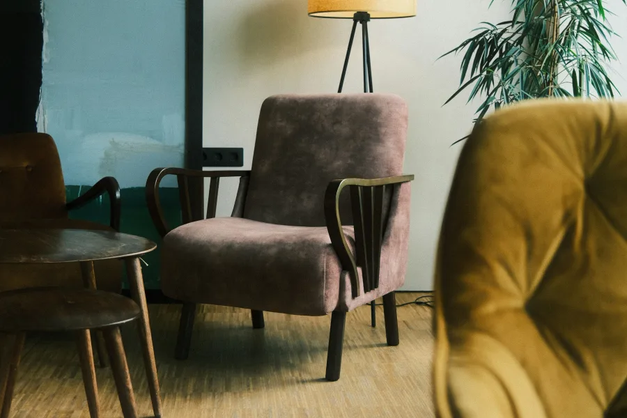 Des fauteuils dans une pièce