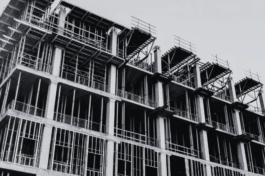 Construction d'un immeuble, photo en noir et blanc.