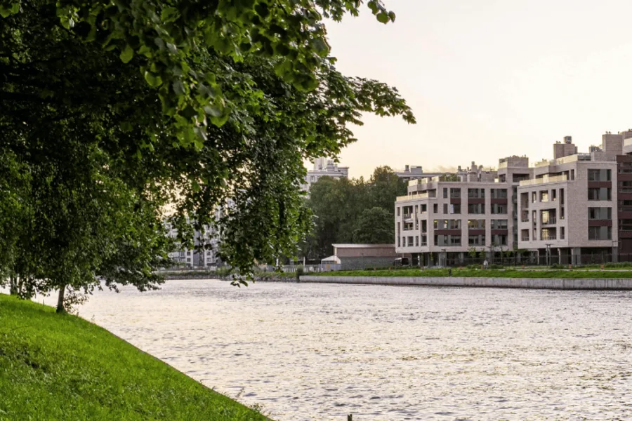 Vue d'un quartier le long d'un fleuve et proche parc.