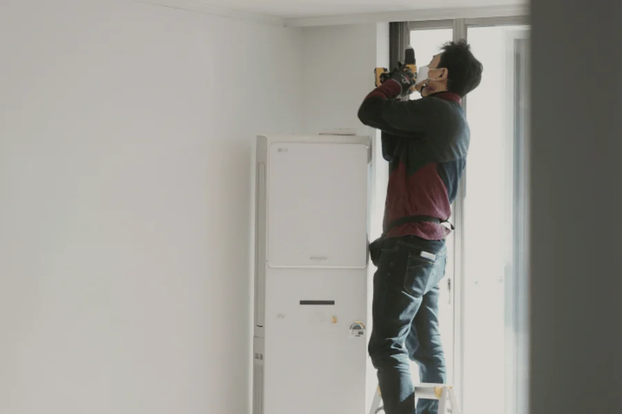 Homme qui fait des travaux dans un appartement