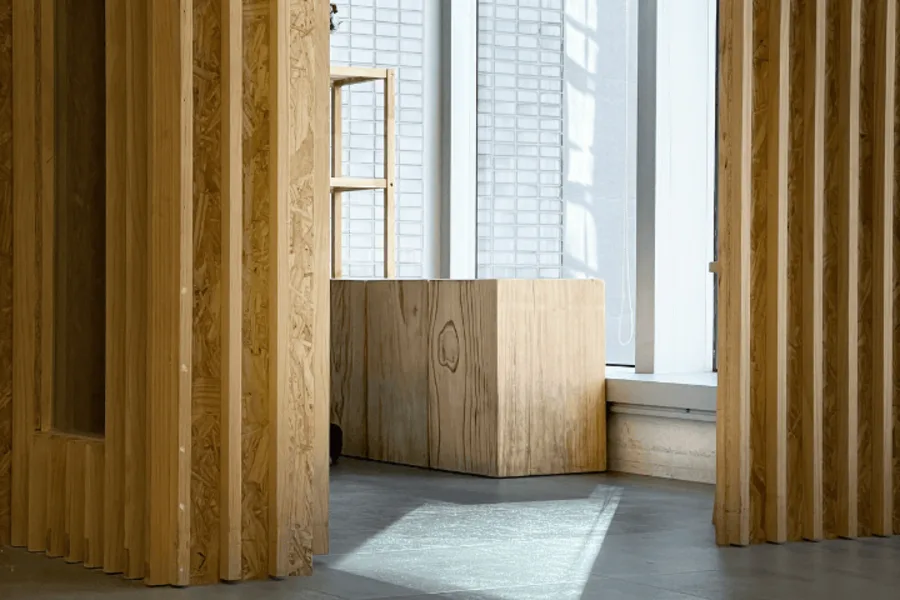 Architecture en bois dans un bâtiment lumineux.
