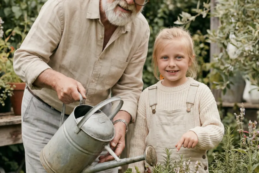 Grand-père qui jardine avec sa petite-fille