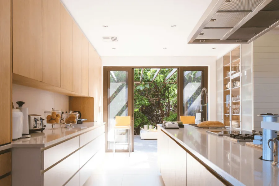 Intérieur maison neuve vue sur la cuisine 