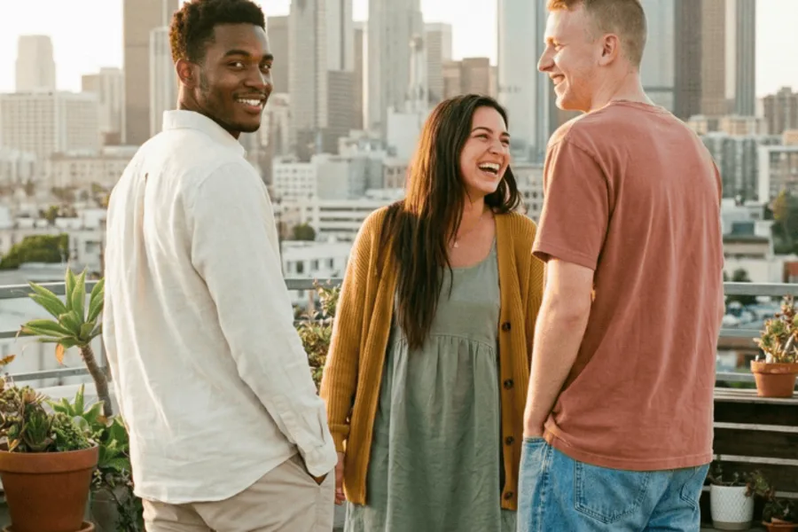 Groupe de jeunes actifs sur rooftop