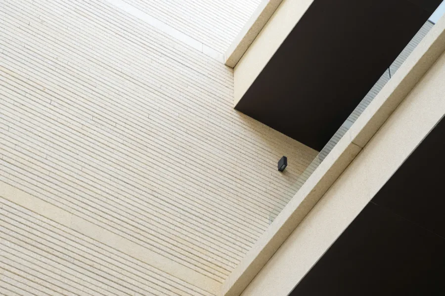 Photo d'une façade de bâtiment avec des balcons