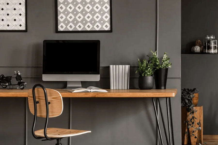 Un bureau en bois aménagé avec des plantes.