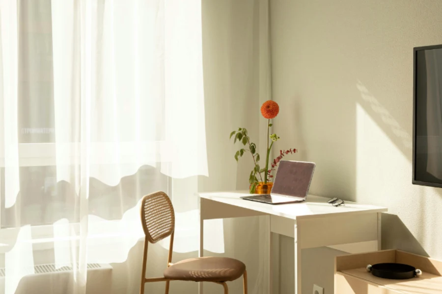 Piece avec bureau baignée de lumiere
