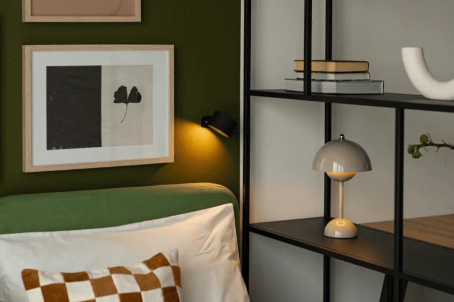 Chambre contemporaine avec étagère et différents cadres.